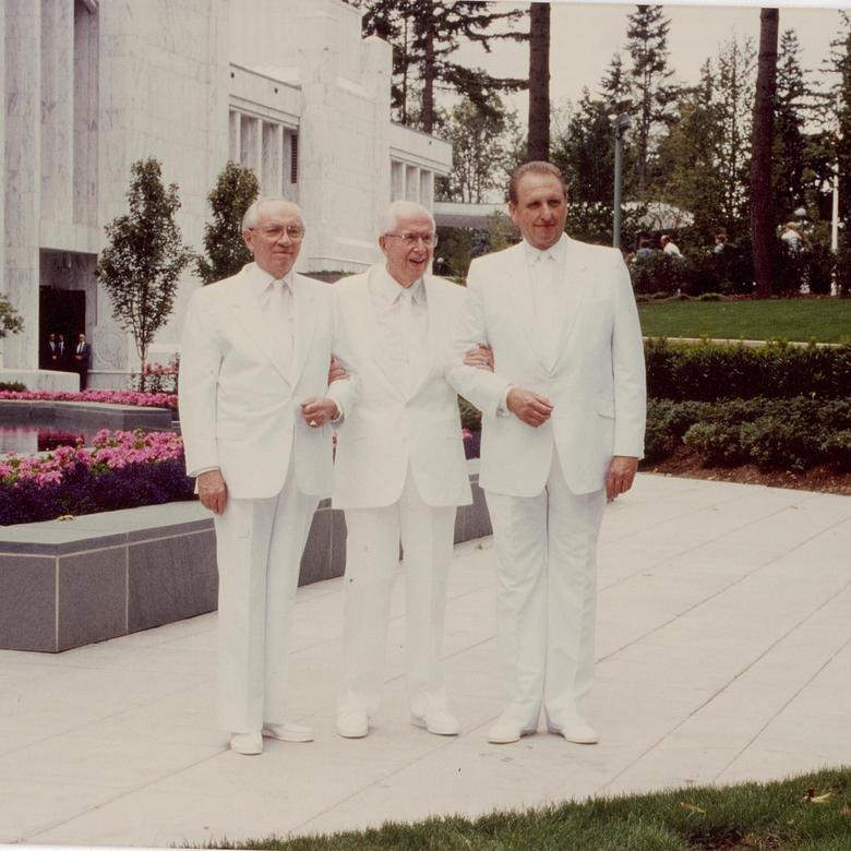 O Presidente Benson com o Presidente Hinckley e o Presidente Monson na dedicação do Templo de Portland, Oregon, agosto de 1989